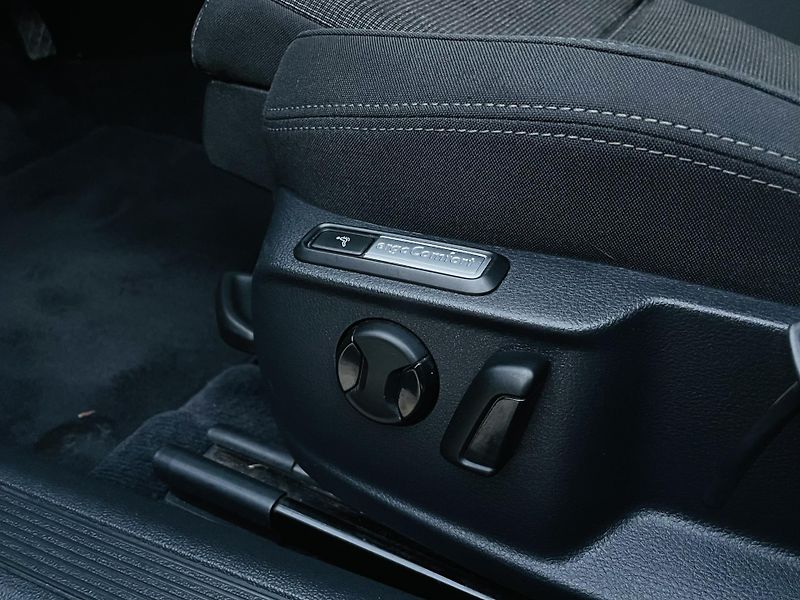 Volkswagen Passat 1.4TSI AUT TAŽNÉ SERVISKA LED - fotka 35 z 49