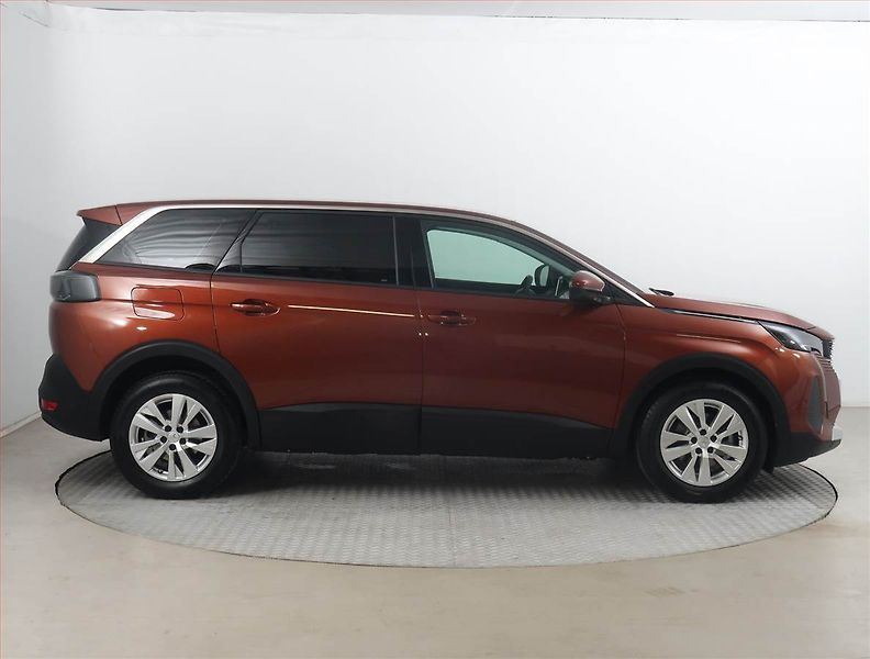 Peugeot 5008 (2021) PureTech 130, 7 MÍST - fotka 6 z 18