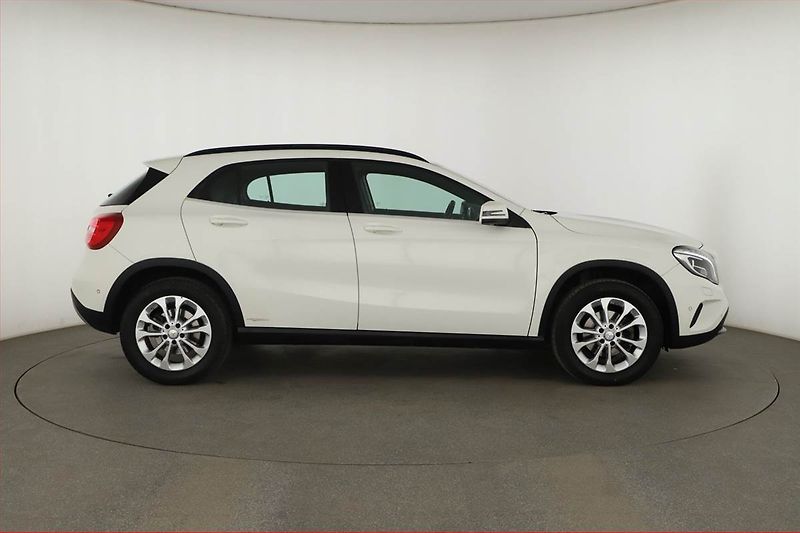 Mercedes-Benz GLA (2016) 200 CDI 4MATIC - fotka 6 z 17