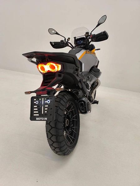 Moto Guzzi V 100 Stelvio (2025) Stelvio V100 Giallo Savana E5+ - fotka 7 z 13
