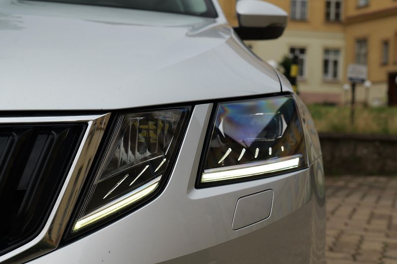 Škoda Octavia 2.0 TDI DSG Kamera Style+ - fotka 9 z 35