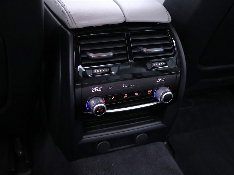 BMW M5 4,4 V8 441kW xDrive Individual - fotka 38 z 46