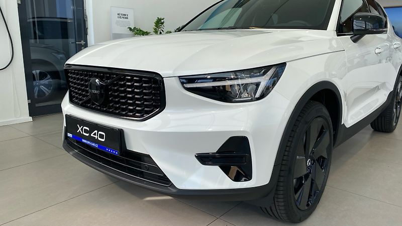 Volvo XC40 (2026) PLUS BLACK EDITION, B4 FWD, 14 - fotka 3 z 14