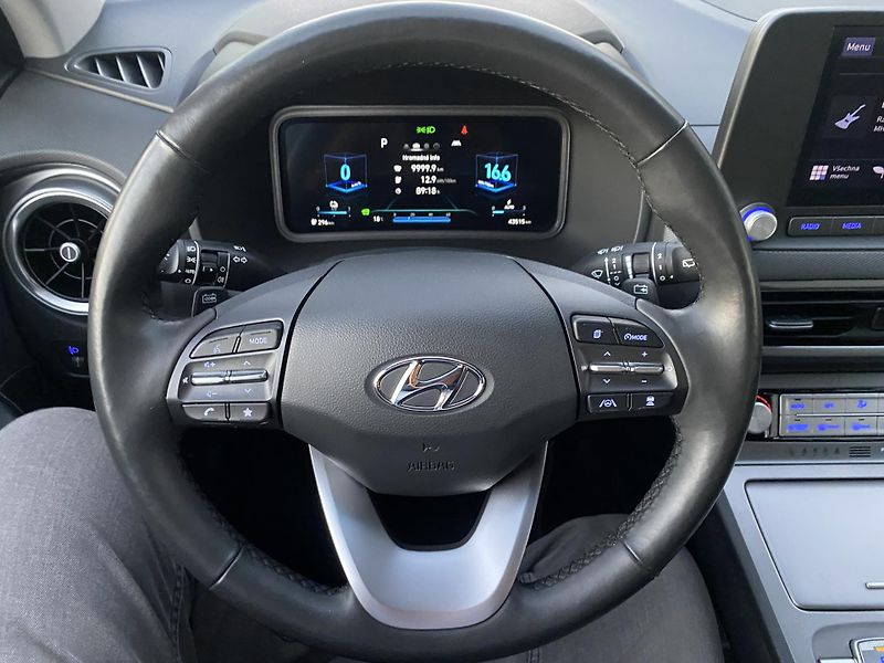 Hyundai Kona ELECTRIC 100kW- VÝHŘEV SEDAČEK - fotka 18 z 43