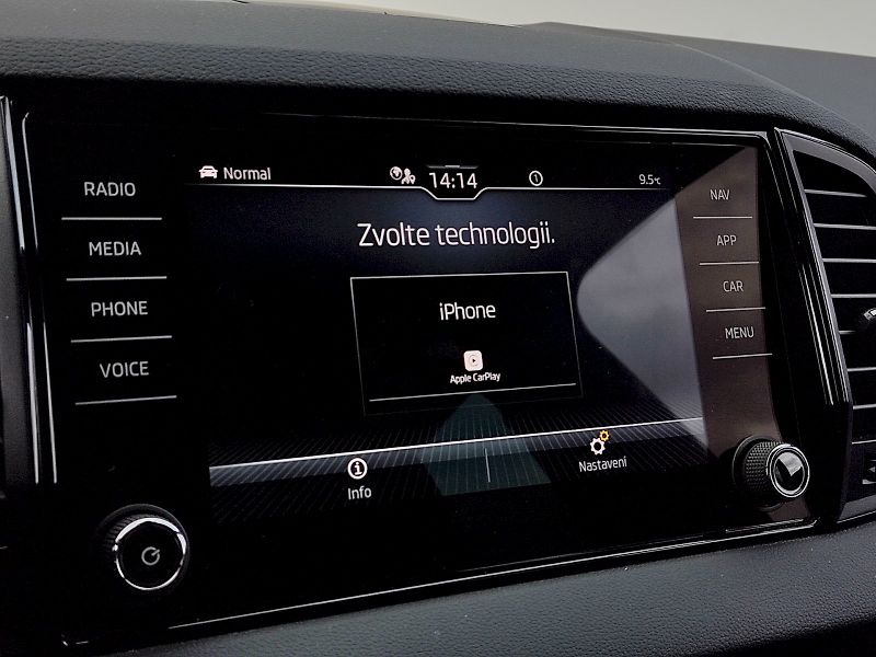 Škoda Karoq (2022) SportLine + 1,5 Tsi 110 Kw - fotka 13 z 36