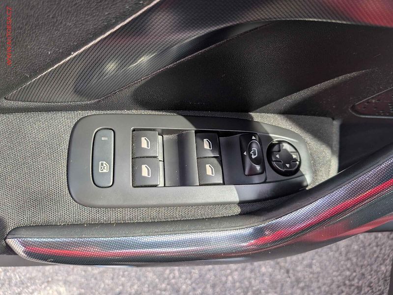 Peugeot 2008 (2016) 1.2PT, AC, temp, park.asist - fotka 14 z 17