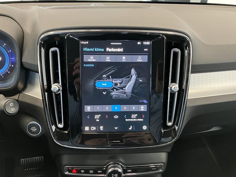 Volvo XC40 B3 FWD Plus Dark AT7 - fotka 33 z 40