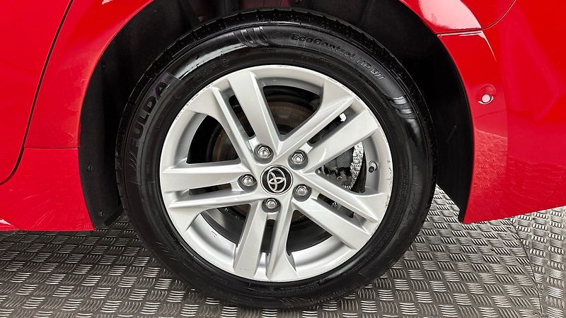 Toyota Corolla 1.8 Hybrid AUT Comfort Touring - fotka 19 z 27