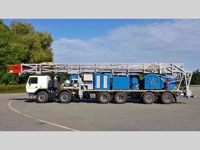 Tatra Force 8x8 – vozidlo pro přepravu potrubí.