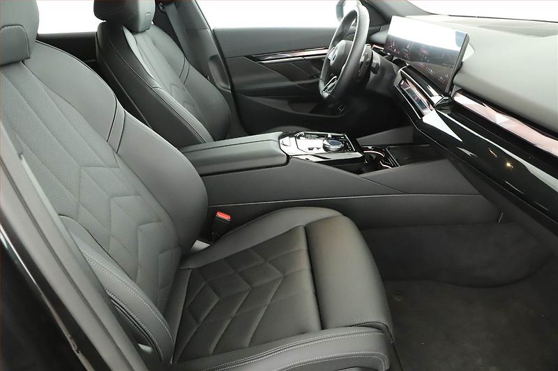 BMW Řada 5 (2025) 520d xDrive, M Sport, Navigace - fotka 7 z 21
