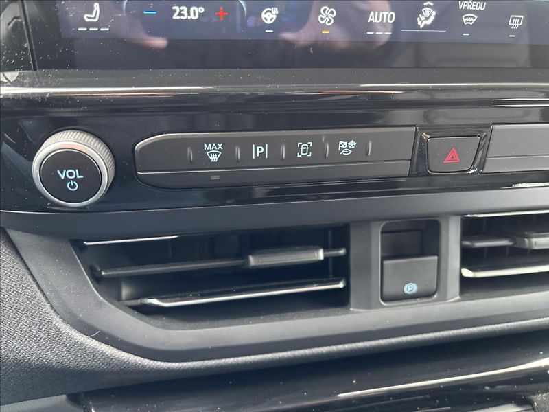 Ford Tourneo Custom 2,0 EcoBlue 125kW L2 Titanium - fotka 35 z 47