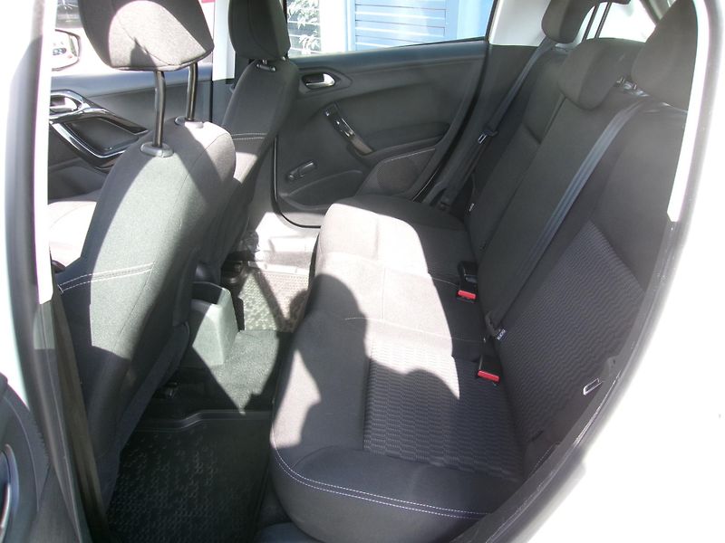 Peugeot 208 1.2 Puretech - fotka 11 z 18