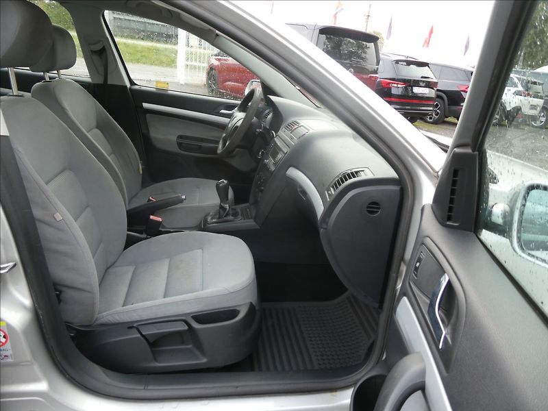 Škoda Octavia 1,6 FSi 85kW závěs, 2x kola - fotka 16 z 25