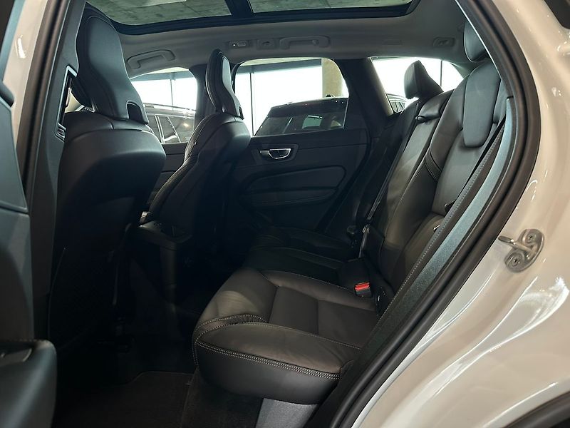 Volvo XC60 T8 PLUS Dark, Ventilace, 360° - fotka 32 z 35