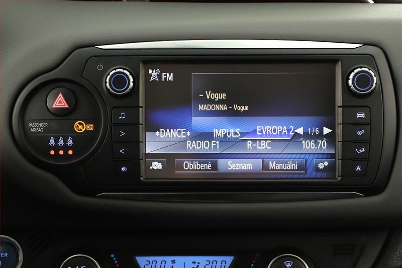 Toyota Yaris (2015) 1.5 Hybrid, Automat, Tempomat - fotka 17 z 23