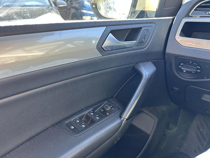 Volkswagen Touran (2016) 2.0 TDi 110 kw - fotka 20 z 20