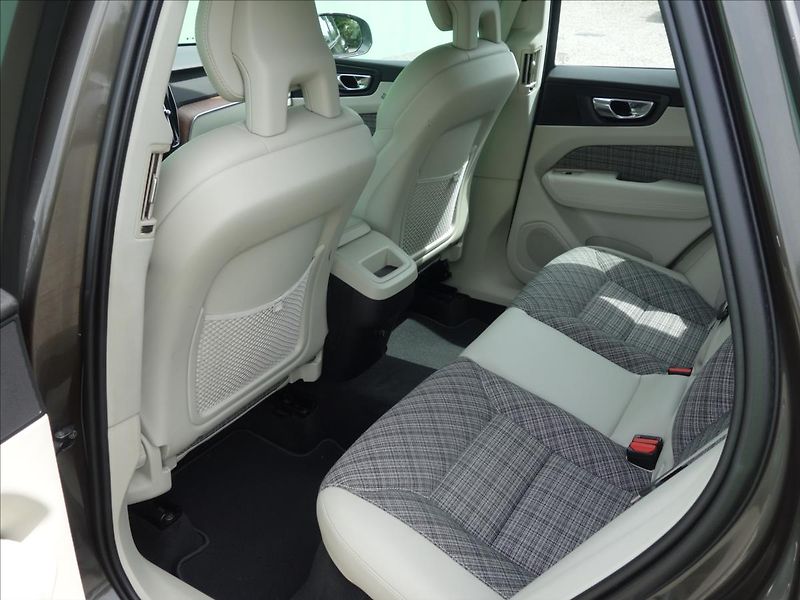 Volvo XC60 2,0 140kW 4x4 MOMENTUM - fotka 27 z 73