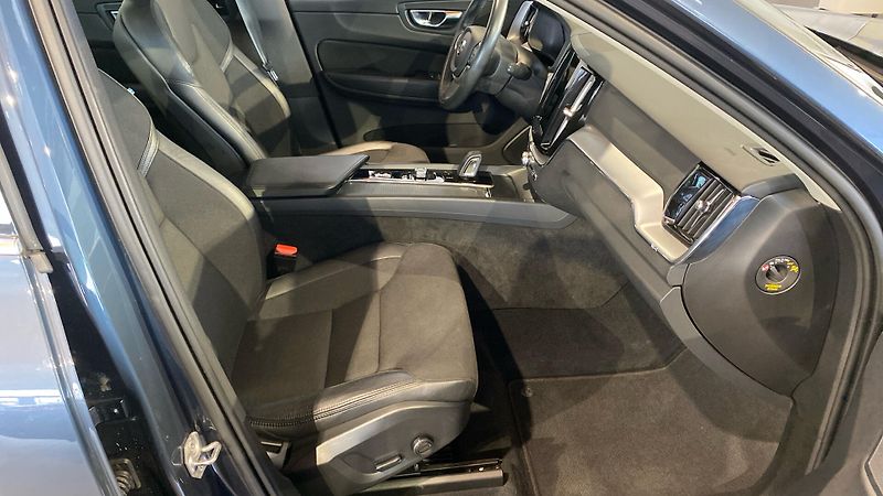 Volvo XC60 MOMENTUM PRO, B4 AWD, 145+10 k - fotka 9 z 26