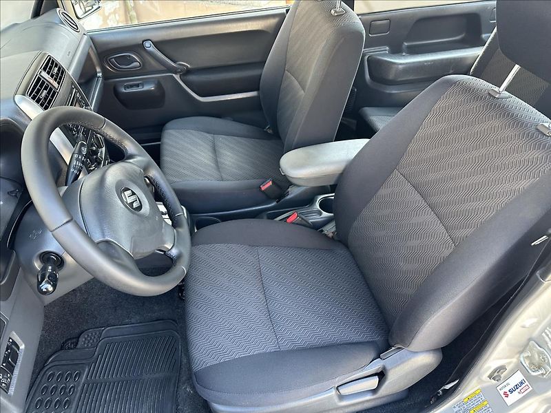 Suzuki Jimny 1,3 4x4 AUTOMAT TAŽNÉ - fotka 11 z 18