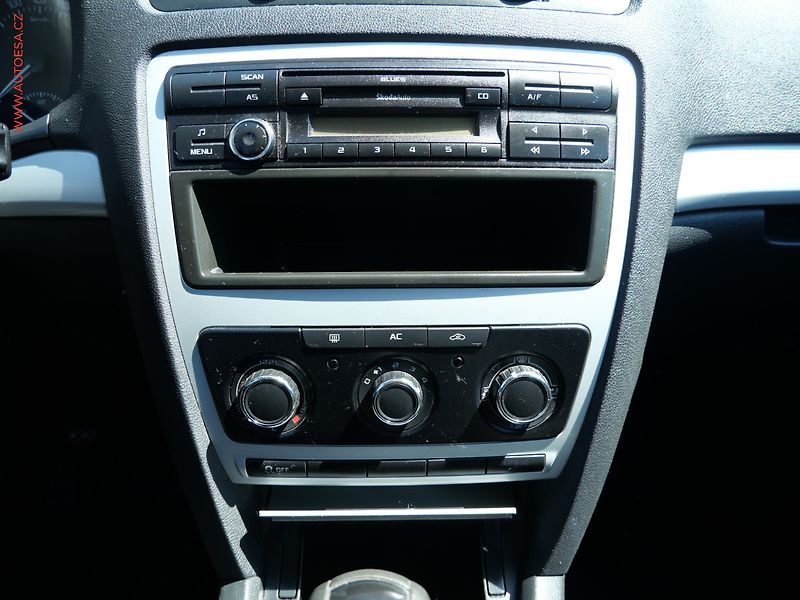 Škoda Octavia (2010) 1.6TDi, ČR, Ambiente, TZ - fotka 13 z 19