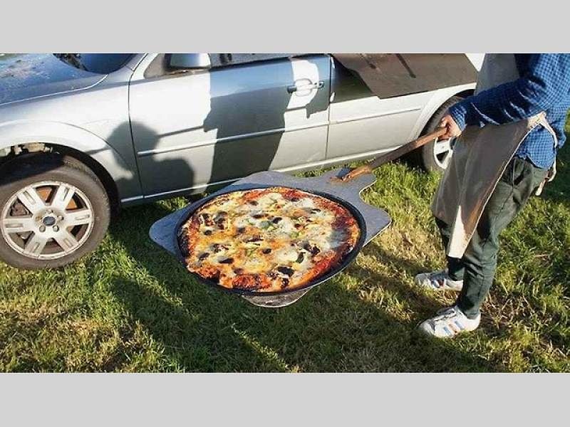 Pec na pizzu z Fordu Mondeo Combi.