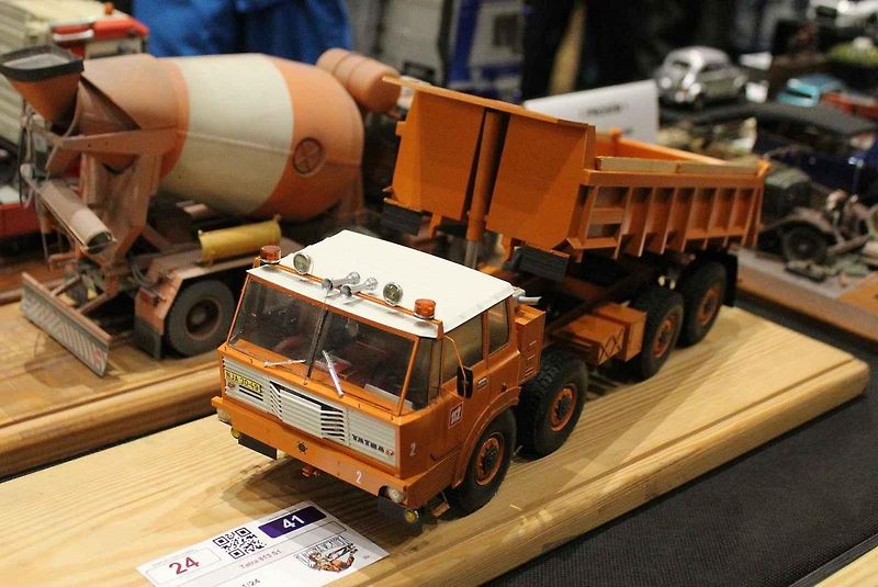 Přes šest stovek modelů bylo k vidění při 22. ročníku soutěžní výstavy Kladenská Wejhybka. Na snímku je malá dioráma s motocyklem Wanderer 4HP z roku 1916.