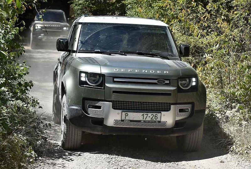Prezentace vozu Land Rover Defender v lomu Velká Amerika