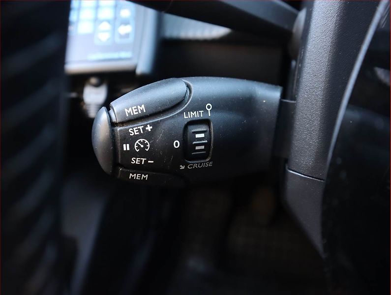 Peugeot 208 (2022) Allure 1.2 PureTech - fotka 16 z 21