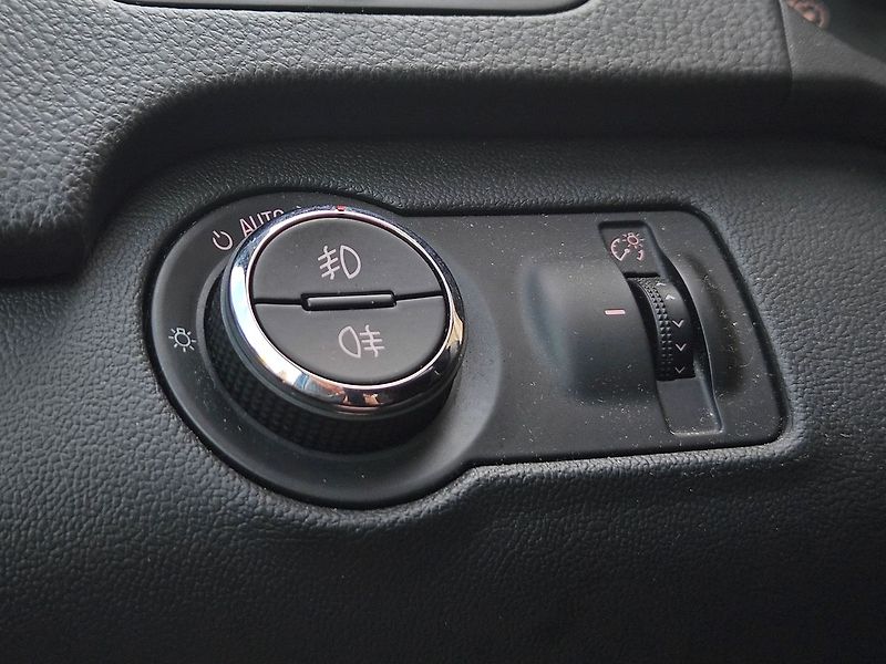 Opel Insignia 1,4T 103kW, Active, 2.maj. - fotka 16 z 34