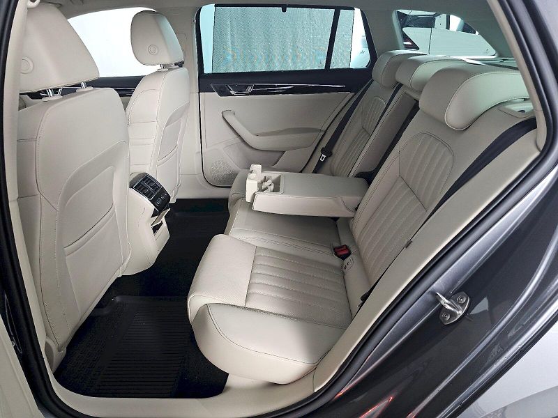 Škoda Superb (2023) COMBI 2.0TSI 206kW 4X4 Laurin - fotka 7 z 34