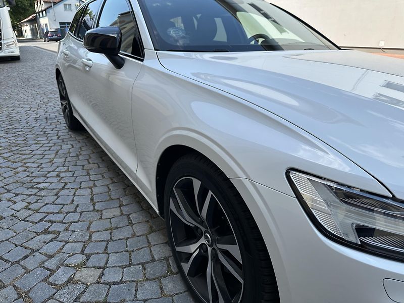 Volvo V60 B4 2,0 145 KW R design - fotka 11 z 18