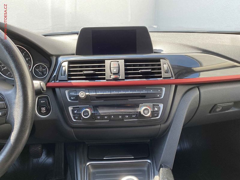 BMW Řada 3 (2012) 2.0i 320i, AC, navi, park - fotka 12 z 19