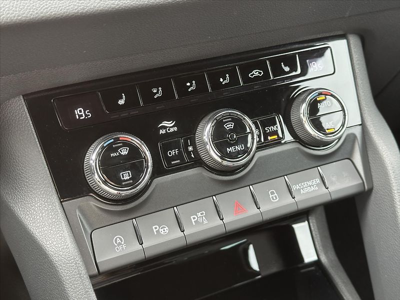 Škoda Karoq 2,0 TDI Sportline 4x4 DSG 1.ma - fotka 33 z 44