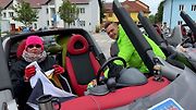 Auta bez střechy i čelního skla a dveří projížděla Krumlov i Šumavu.