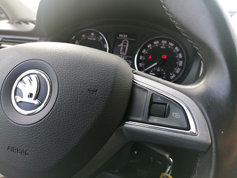 Škoda Rapid (2014) REZERVACE! 1.2 TSi - fotka 12 z 15
