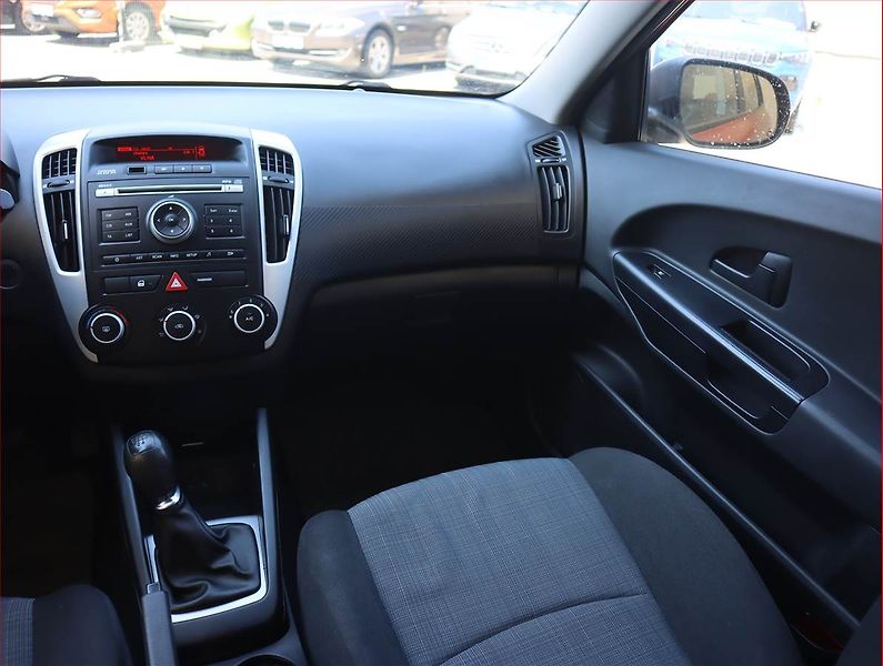 Kia Ceed (2011) 1.4 CVVT, Serv.kniha - fotka 8 z 14