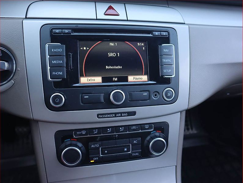 Volkswagen Passat (2010) BlueMotion 1.6 TDI, Navi - fotka 12 z 18
