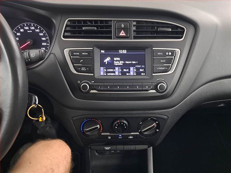 Hyundai i20 (2019) 1.2, Serv.kniha, Park. senzory - fotka 12 z 16