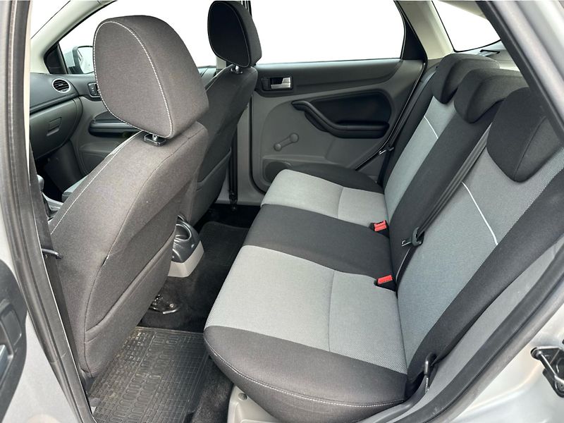 Ford Focus 1.6 i 74 KW - fotka 12 z 15