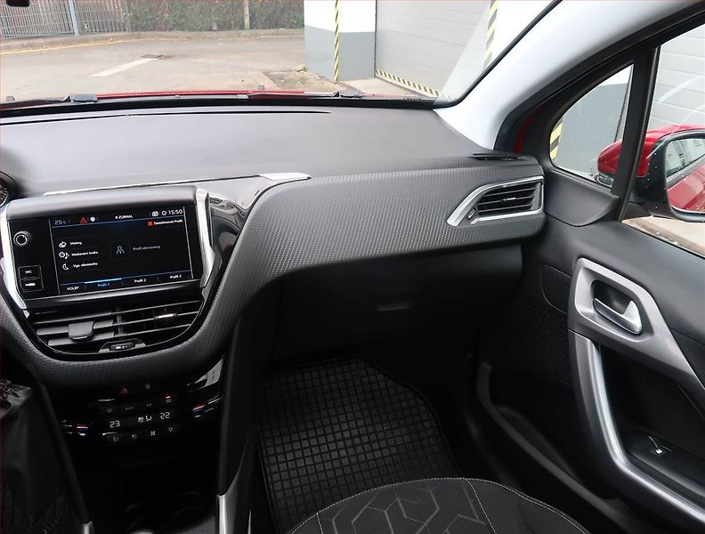 Peugeot 2008 (2019) 1.2 PureTech, ČR,1.maj - fotka 8 z 19