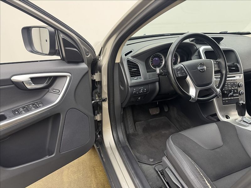 Volvo XC60 2,4 D3 4X4 AUT. VÝHŘEV LED ČR - fotka 26 z 40