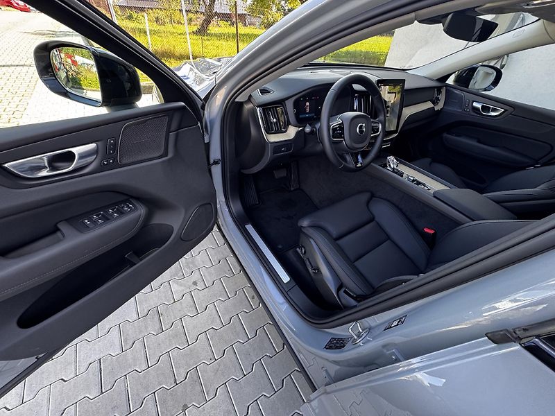 Volvo XC60 B5 AWD PLUS/360/1 maj/ + kola - fotka 10 z 49