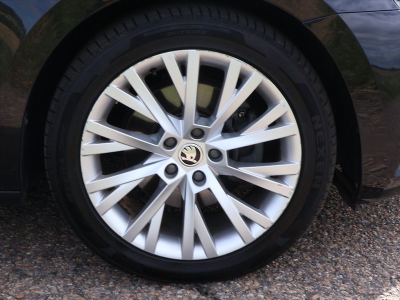 Škoda Superb 2,0 TDI 140kW DSG 4x4 Style CZ - fotka 28 z 35