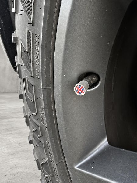 Land Rover Defender 110 D300 3,0 HSE X-Dynamic DPH - fotka 33 z 33