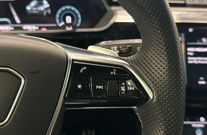 Audi Q8 e-tron 55 Q SoH 97% 360k Pano Vzduch - fotka 28 z 38