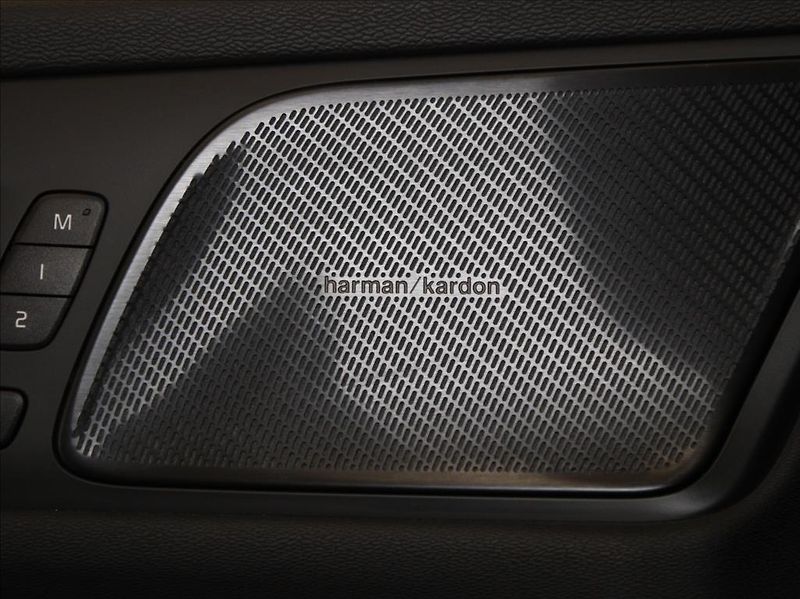 Volvo S60 2,0 B5 AWD Ultimate Dark ČR - fotka 21 z 28