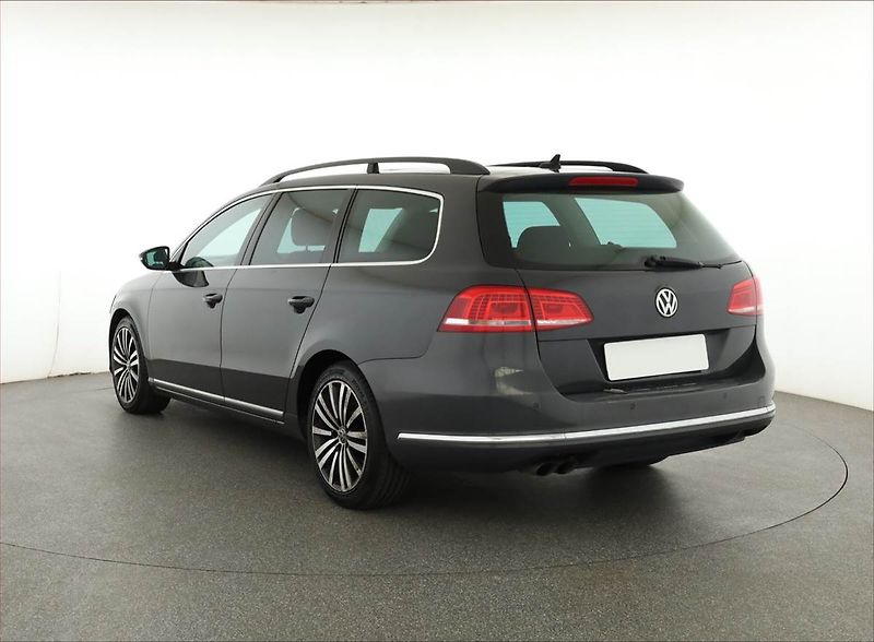 Volkswagen Passat (2011) 2.0 TDI, Navi, Xenony - fotka 4 z 20