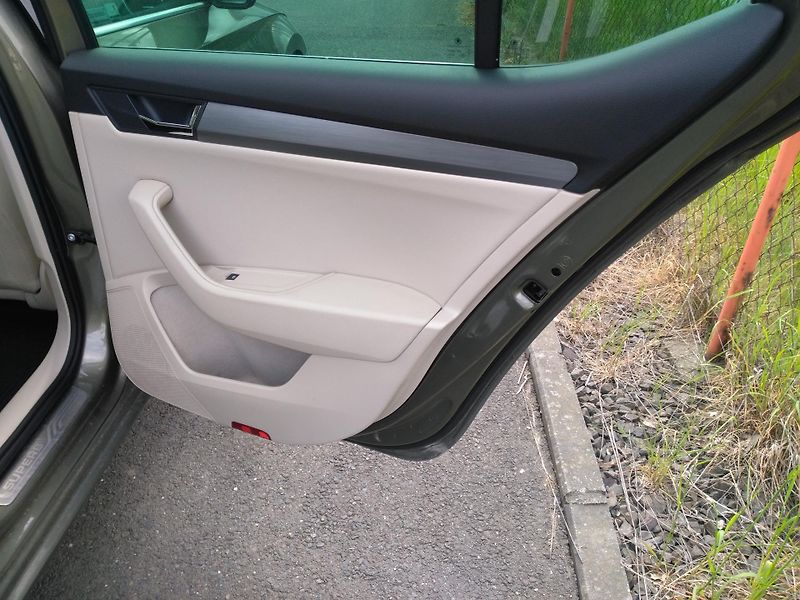 Škoda Superb 2,0 TDI /110 kW/ - fotka 28 z 33