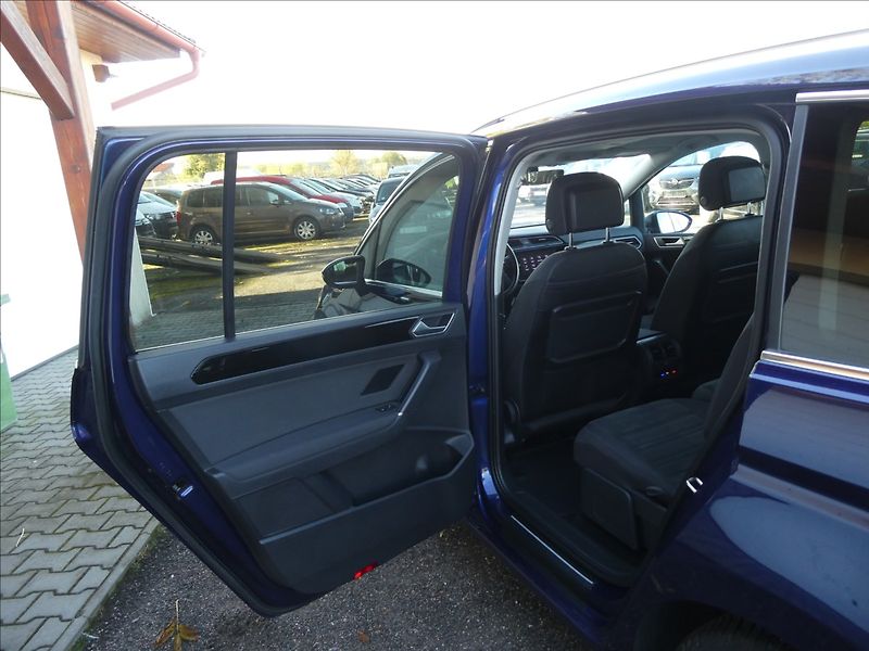 Volkswagen Touran 2,0 TDi 110kW HIGHLINE, 7.míst - fotka 25 z 44
