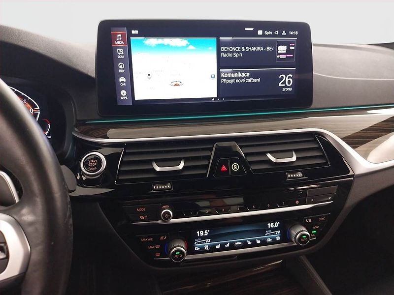BMW Řada 5 (2023) 530d xDrive - fotka 12 z 27